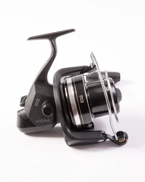 Tica Hyena HN100 elsőfékes harcsázó orsó bal oldali nézet műtermi fotó